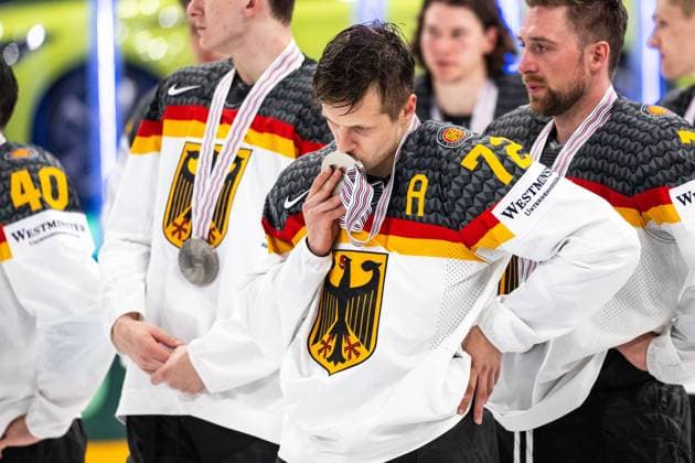 230528 Dominik Kahun of Germany looks dejected and gives the silver medal a kiss after the 2023 IIHF Ice Hockey World Championship final game between Canada and Germany on May 28, 2023 in Tampere Photo Joel Marklund BILDBYRAN kod JM JM0489 bbeng ishockey ice hockey ishockey vm 2023 ishockey vm vm 2023 iihf ice hockey world championship final canada canada germany germany depp  Copyright: JOELxMARKLUND BB230528JM148
