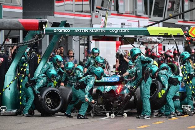 14 ALONSO Fernando (spa), Aston Martin F1 Team AMR23, action pitstop during the Formula 1 Grand Prix de Monaco 2023, 6th round of the 2023 Formula One World Championship, WM, Weltmeisterschaft from May 26 to 28, 2023 on the Circuit de Monaco, in Monaco - F1 - MONACO GRAND PRIX 2023 - RACE DPPI Panoramic  20230528_280523-MCO-4057-PVE