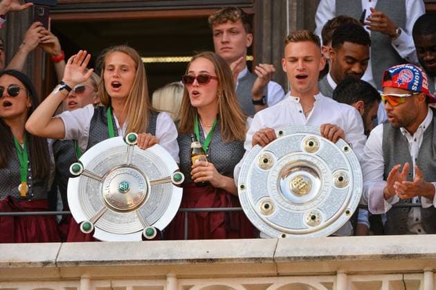 The women and men of FC Bayern Munich at the championship celebration 2023 on the Marienplatz in Munich picture shows Klara Buehl 17 FC Bayern Munich and Joshua Kimmich FC Bayern Munich with bowl, 28 05 2023, Munich, football, Bundesliga, FC Bayern Munich championship celebration 2023, DFB DFL REGULATIONS PROHIBIT ANY USE OF PHOTOGRAPHS AS IMAGE SEQUENCES AND OR QUASI VIDEO xklx