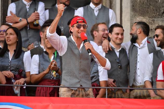 The women and men of FC Bayern Munich at the championship celebration 2023 on the Marienplatz in Munich Picture shows Thomas Müller FC Bayern Munich , 28 05 2023, Munich, Football, Bundesliga, FC Bayern Munich championship celebration 2023, DFB DFL REGULATES PROHIBIT ANY USE OF PHOTOGRAPHS AS IMAGE SEQUENCES AND OR QUASI VIDEO xklx
