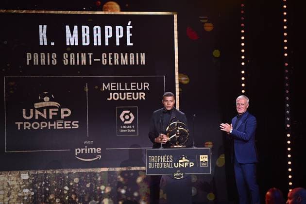 07 Kylian MBAPPE (psg) - Didier DESCHAMPS (Selectionneur France) during the ceremony for the UNFP Trophies on May 28, 2023 in Paris, France. FOOTBALL : 31e Ceremonie des Trophees UNFP - Paris - 28 05 2023 Pool Panoramic 