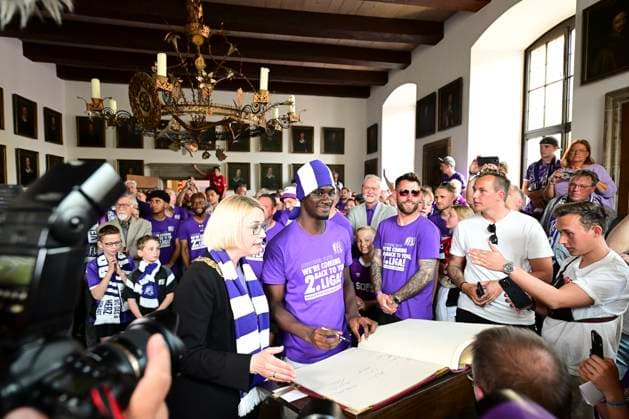 Entry in the golden book of the city, promotion celebration VfL Osnabrueck, football, 3 league, 28 05 2023 Osnabrueck Lower Saxony Germany Copyright: xkolbert-press MarcxNiemeyerx