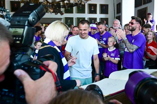 Entry in the golden book of the city, promotion celebration VfL Osnabrueck, football, 3 league, 28 05 2023 Osnabrueck Lower Saxony Germany Copyright: xkolbert-press MarcxNiemeyerx
