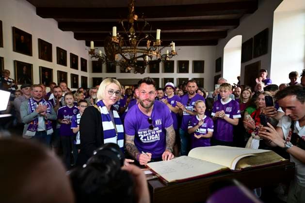 Entry in the golden book of the city, promotion celebration VfL Osnabrueck, football, 3 league, 28 05 2023 Osnabrueck Lower Saxony Germany Copyright: xkolbert-press MarcxNiemeyerx