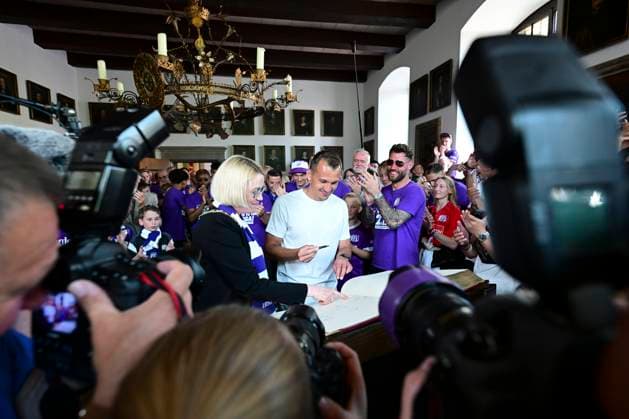 Entry in the golden book of the city, promotion celebration VfL Osnabrueck, football, 3 league, 28 05 2023 Osnabrueck Lower Saxony Germany Copyright: xkolbert-press MarcxNiemeyerx