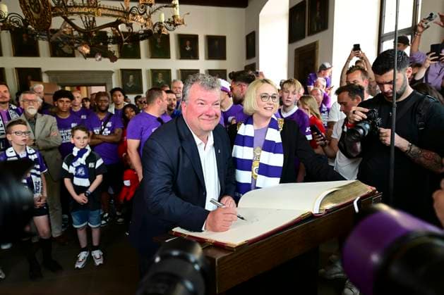 Entry in the golden book of the city, promotion celebration VfL Osnabrueck, football, 3 league, 28 05 2023 Osnabrueck Lower Saxony Germany Copyright: xkolbert-press MarcxNiemeyerx