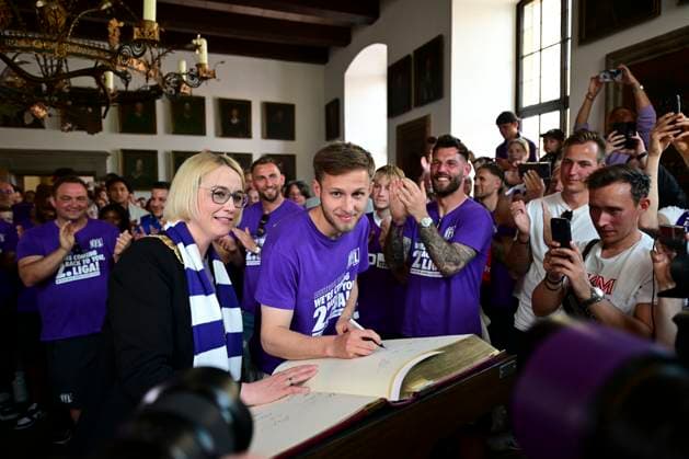 Entry in the golden book of the city, promotion celebration VfL Osnabrueck, football, 3 league, 28 05 2023 Osnabrueck Lower Saxony Germany Copyright: xkolbert-press MarcxNiemeyerx