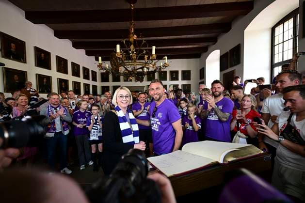 Entry in the golden book of the city, promotion celebration VfL Osnabrueck, football, 3 league, 28 05 2023 Osnabrueck Lower Saxony Germany Copyright: xkolbert-press MarcxNiemeyerx