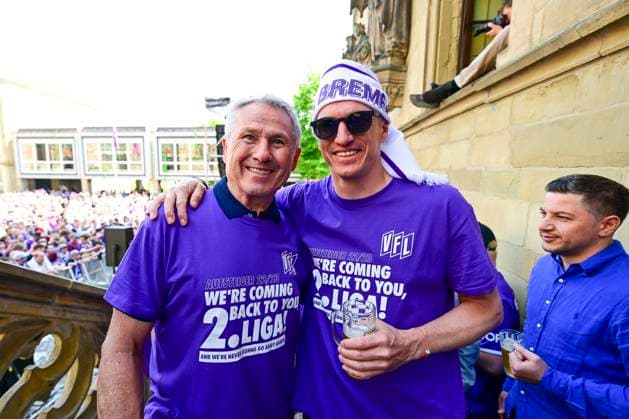 Tobias Schweinsteiger head coach Osnabrueck with his father, promotion celebration VfL Osnabrueck, football, 3 league, 28 05 2023 Osnabrueck Lower Saxony Germany Copyright: xkolbert-press MarcxNiemeyerx