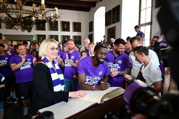 Entry in the golden book of the city, promotion celebration VfL Osnabrueck, football, 3 league, 28 05 2023 Osnabrueck Lower Saxony Germany Copyright: xkolbert-press MarcxNiemeyerx