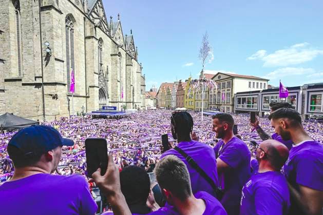 Team celebrates with the fans, promotion celebration VfL Osnabrueck, football, 3 league, 28 05 2023 Osnabrueck Lower Saxony Germany Copyright: xkolbert-press MarcxNiemeyerx