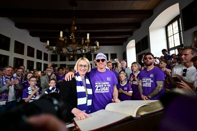 Entry in the golden book of the city, promotion celebration VfL Osnabrueck, football, 3 league, 28 05 2023 Osnabrueck Lower Saxony Germany Copyright: xkolbert-press MarcxNiemeyerx