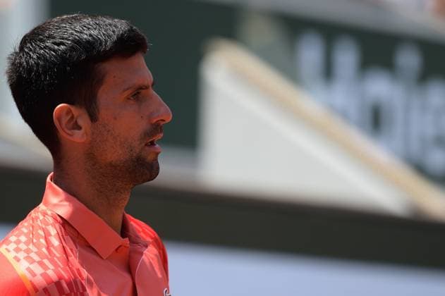 Attitude de Novak Djokovic ( Serbie ) TENNIS : Roland Garros 2023 - Internationaux de France - 29 05 2023 FedericoPestellini Panoramic 