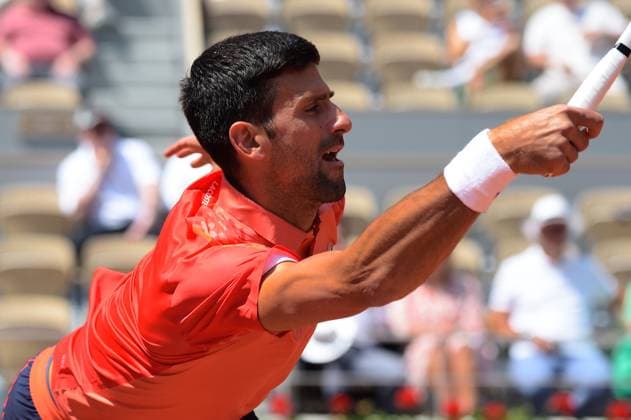 Attitude de Novak Djokovic ( Serbie ) TENNIS : Roland Garros 2023 - Internationaux de France - 29 05 2023 FedericoPestellini Panoramic 