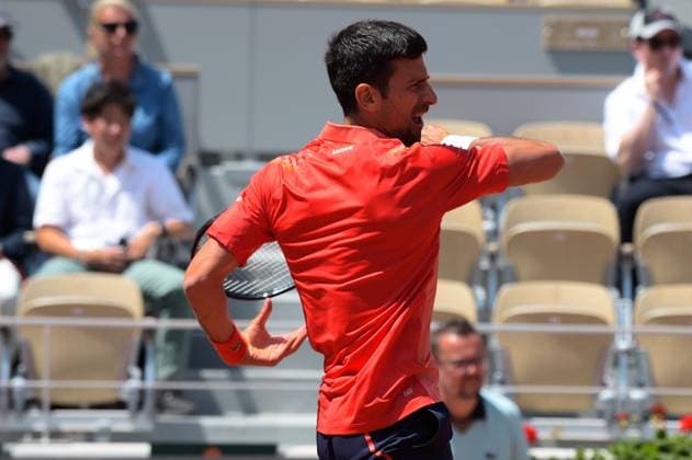 Attitude de Novak Djokovic ( Serbie ) TENNIS : Roland Garros 2023 - Internationaux de France - 29 05 2023 FedericoPestellini Panoramic 