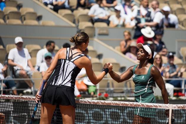 Sport Bilder des Tages TENNIS - WTA, Tennis Damen French Open 2023 PARIS,FRANCE,29.MAY.23 - TENNIS - WTA Tour, French Open, Roland Garros, Grand Slam. Image shows Karolina Pliskova (CZE) and Sloane Stephens (USA).  GEPAxpictures xFrancoisxAsal