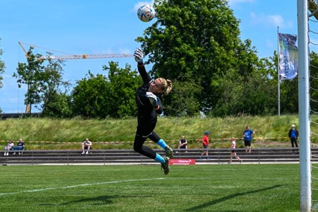 29 05 2023, GER, Soccer, 2 Women Bundesliga 2022 2023, SG 99 Andernach 1 FC Köln U20 Laura van der Laan 1 Andernach jumps and tries to hold the ball during warm up Andernach Stadium Rheinland Pfalz Germany.