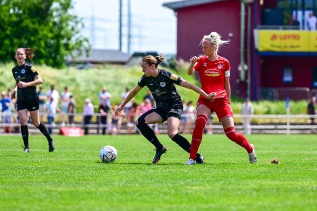 29 05 2023, GER, Soccer, 2 Women Bundesliga 2022 2023, SG 99 Andernach 1 FC Köln U20 Vanessa Zilligen 15 Andernach gets the better of Meike Meßmer 10 Köln Andernach Stadion Rheinland Pfalz Germany