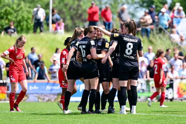29 05 2023, GER, Soccer, 2 Women Bundesliga 2022 2023, SG 99 Andernach 1 FC Köln U20 The Andernach players celebrate the 3 1 after a penalty by Vanessa Zilligen 15 Andernach The Cologne players hang their heads Andernach Stadion Rheinland Pfalz Germany