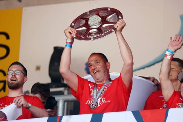Bilder des Jahres 2023, Sport 05 Mai Sport Themen der Woche KW22 Sport Bilder des Tages 29.05.23 1. FC Heidenheim Augfstiegsfeier Bundesliga Deutschland, Heidenheim, 29.05.2023, Fussball, 2. Bundesliga, 1. FC Heidenheim, Aufstiegsfeier Bundesliga: Frank Schmidt (Trainer) mit der Meisterschale. *** 29 05 23 1 FC Heidenheim promotion celebration Bundesliga Germany, Heidenheim, 29 05 2023, football, 2 Bundesliga, 1 FC Heidenheim, promotion celebration Bundesliga Frank Schmidt coach with the championship cup
