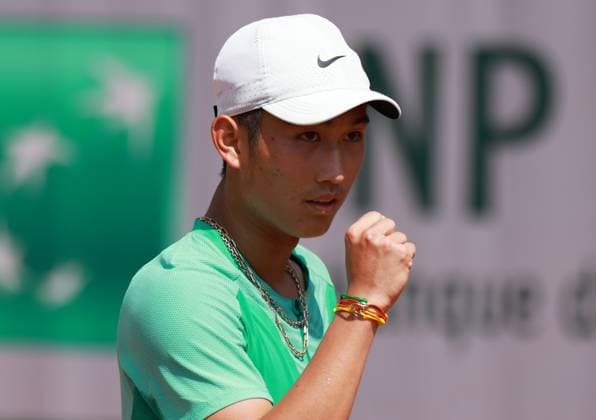 (230529) -- PARIS, May 29, 2023 -- Shang Juncheng of China reacts during the men s singles first round match against Juan Pablo Varillas of Peru at the French Open tennis tournament at Roland Garros in Paris, France, May 29, 2023. ) (SP)FRANCE-PARIS-TENNIS-ROLAND GARROS-FRENCH OPEN-MEN S SINGLES GaoxJing 