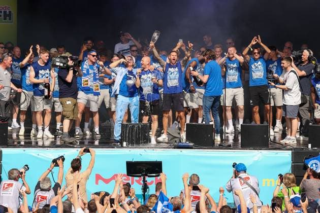 Bilder des Jahres 2023, Sport 05 Mai Sport Themen der Woche KW22 Sport Bilder des Tages Darmstadt, 29.Mai 2024 v.l., SV Darmstadt 98 Aufstiegsfeier v.l., head coach, Trainer Torsten Lieberknecht (SV Darmstadt 98) nimmt einen Bierdusche von Tobias Kempe (SV Darmstadt 98), Die Mannschaft von SV Darmstadt 98 feiert auf der Grosse Bühne, Konfetti, Fans,Stimmung, Schals, Trikots, Emotionen, Karolinenplatz, Pyrotechnik, Pyro, Rauch, Feuer, Randale, Bengalos, Rauchbomben, pirotecnica, fumo, fuoco, Wunderkerzen *** Darmstadt, 29 May 2024 v l , SV Darmstadt 98 promotion celebration v l , head coach, coach Torsten Lieberknecht SV Darmstadt 98 takes a beer shower from Tobias Kempe SV Darmstadt 98 , The team of SV Darmstadt 98 celebrates on the Big Stage, confetti, fans,mood, scarves, jerseys, emotions, Karolinenplatz, pyrotechnics, pyro, smoke, fire, riot, bengalos, smoke bombs, pirotecnica, fumo, fuoco, sparklers Copyright: JoaquimxFerreira