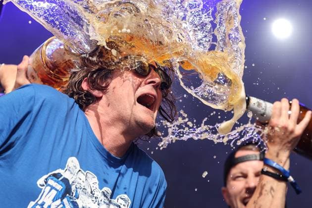 Sport Themen der Woche KW22 Darmstadt, 29.Mai 2024 v.l., SV Darmstadt 98 Aufstiegsfeier und Eintrag in das Goldene Buch v.l., Carsten Wehlmann (SV Darmstadt 98) bekommt eine Bierdusche *** Darmstadt, 29 May 2024 v l , SV Darmstadt 98 promotion ceremony and entry in the Golden Book v l , Carsten Wehlmann SV Darmstadt 98 gets a beer shower Copyright: JoaquimxFerreira