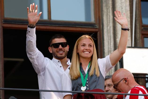 Champion celebration FC Bayern Munich on 28 05 2023 on the city hall balcony at Marienplatz in Munich Lucas Hernandez Munich , left Glodis Perla Viggosdottir Munich , right xMSx
