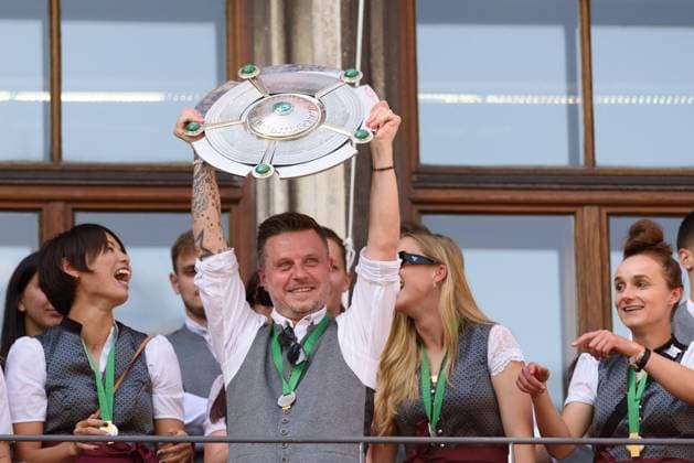 Munich, Germany, May 28th 2023: Head coach Alexander Straus (FC Bayern Munich) with the Meisterschale during the celebration of the win of the Flyeralarm Frauen Bundesliga and mens Bundesliga on the balcony of the town hall at Marienplatz, Munich. (Sven Beyrich SPP) Copyright: xSvenxBeyrich SPPx spp-en-SvBe-20230528-D75_4282