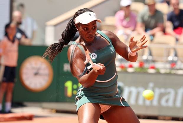 Sport Bilder des Tages US Sloane Stephens returns the ball to Czech Karolina Pliskova during the French Tennis Open s first-round matches at Roland Garros in Paris, France, on Monday, May 29, 2023. Stephens won 6-0, 6-4.  PAR20230529508 MAYAxVIDON-WHITE