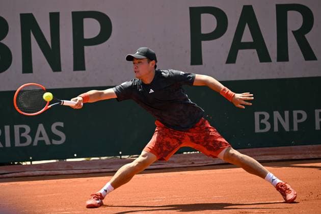 (230530) -- PARIS, May 30, 2023 -- Wu Yibing of China hits a return during the men s singles first round match against Roberto Bautista Agut of Spain at the French Open tennis tournament at Roland Garros in Paris, France, May 29, 2023. (Photo by Xinhua) (SP)FRANCE-PARIS-TENNIS-ROLAND GARROS-FRENCH OPEN-MEN S SINGLES JulienxMattia 