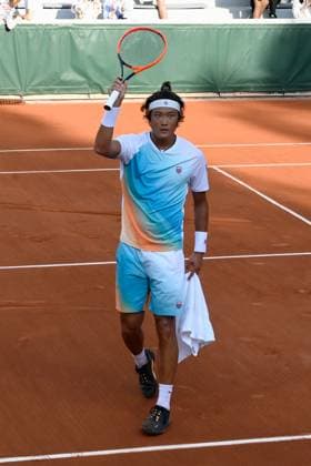 (230530) -- PARIS, May 30, 2023 -- Zhang Zhizhen of China greets the spectators during the men s singles first round match against Susan Lajovic of Serbia at the French Open tennis tournament at Roland Garros in Paris, France, May 29, 2023. (Photo by Xinhua) (SP)FRANCE-PARIS-TENNIS-ROLAND GARROS-FRENCH OPEN-MEN S SINGLES JulienxMattia 
