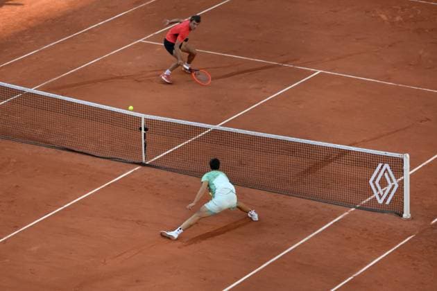 (230530) -- PARIS, May 30, 2023 -- Carlos Alcaraz (Bottom) of Spain and Flavio Cobolli of Italy compete during their men s singles first round match at the French Open tennis tournament at Roland Garros in Paris, France, on May 29, 2023. (Photo by Xinhua) (SP)FRANCE-PARIS-TENNIS-ROLAND GARROS-FRENCH OPEN-MEN S SINGLES JulienxMattia 