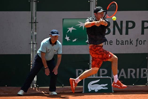 (230530) -- PARIS, May 30, 2023 -- Wu Yibing of China hits a return during the men s singles first round match against Roberto Bautista Agut of Spain at the French Open tennis tournament at Roland Garros in Paris, France, May 29, 2023. (Photo by Xinhua) (SP)FRANCE-PARIS-TENNIS-ROLAND GARROS-FRENCH OPEN-MEN S SINGLES JulienxMattia 