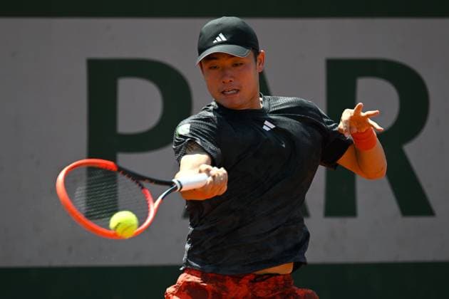 (230530) -- PARIS, May 30, 2023 -- Wu Yibing of China hits a return during the men s singles first round match against Roberto Bautista Agut of Spain at the French Open tennis tournament at Roland Garros in Paris, France, May 29, 2023. (Photo by Xinhua) (SP)FRANCE-PARIS-TENNIS-ROLAND GARROS-FRENCH OPEN-MEN S SINGLES JulienxMattia 