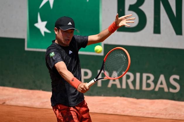 (230530) -- PARIS, May 30, 2023 -- Wu Yibing of China hits a return during the men s singles first round match against Roberto Bautista Agut of Spain at the French Open tennis tournament at Roland Garros in Paris, France, May 29, 2023. (Photo by Xinhua) (SP)FRANCE-PARIS-TENNIS-ROLAND GARROS-FRENCH OPEN-MEN S SINGLES JulienxMattia 