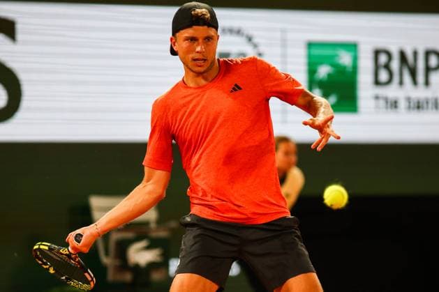 2023 French Open - Day Two Alexandre MULLER (FRA) in action during his match against Jannik SINNER (ITA) on Philippe-CHATRIER court in The French Open Roland Garros 2023 tennis tournament day two. Paris France  Copyright: xIbrahimxEzzatx originalFilename:ezzat-notitle230529_npFdR.jpg