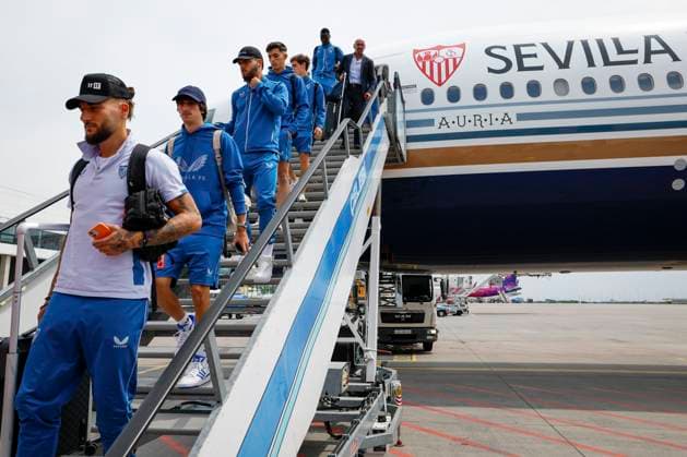 Sevilla FC s Serbian midfielder Nemanja Gudelj (L) at their arrival of the team to Budapest airport, Hungary on 30 May 2023 where tomorrow will be played the Europa League final match between Sevilla FC and AS Roma. Sevilla FC arrives to Budapest !ACHTUNG: NUR REDAKTIONELLE NUTZUNG!  Copyright: xJulioxMunozx GRAF325 20230530-38d9134be655e158bdf1296b691e0e2cdb42c53b