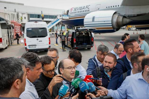 Sevilla FC s president Jose Castro (c) at the arrival of the team to Budapest airport, Hungary on 30 May 2023 where tomorrow will be played the Europa League final match between Sevilla FC and AS Roma. Sevilla FC arrives to Budapest !ACHTUNG: NUR REDAKTIONELLE NUTZUNG!  Copyright: xJulioxMunozx GRAF327 20230530-f64b0de4a1fbf1de2896211ba4c23979e98c93f6