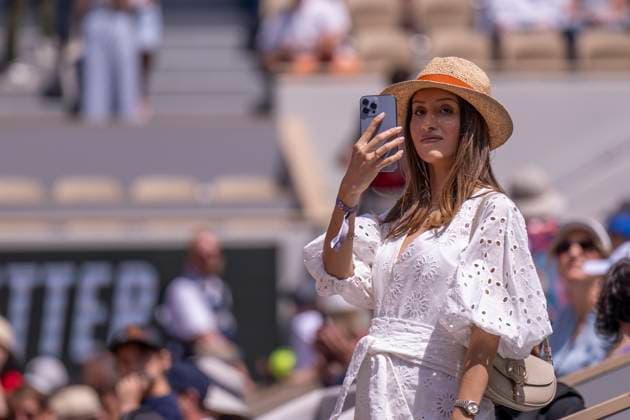 Roland Garros 2023 PARIS, IF - 30.05.2023: ROLAND GARROS 2023 - Spectator taking a selfie with her cell phone during the match between Ons Jabeur and Lucia Bronzetti at the Roland Garros 2023 tournament held in Paris, France. Jabeur won 2-0 (Photo: Richard Callis Fotoarena) x2381893x  RichardxCallis