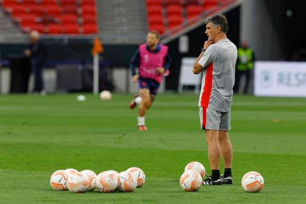 Sevilla s head coach Jose Luis Mendilibar leads a training session of the team held at Puskas Arena, in Budapest, Hungary, 30 May 2023. Sevilla FC will face AS Roma in the UEFA Europa League final soccer match on 31 May. UEFA Europa League final - Sevilla s training session !ACHTUNG: NUR REDAKTIONELLE NUTZUNG!  Copyright: xJulioxMunozx GRAF480 20230530-6ab0e55d51407ffdd6096114e556badd49c38b0b