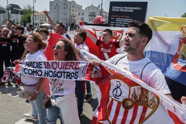 SOCCER - UEFA EL, Sevilla vs Roma BUDAPEST,HUNGARY,31.MAY.23 - SOCCER - UEFA Europa League, final, FC Sevilla vs AS Roma, preview, Fan Festival. Image shows fans in the Heroes square in Budapest.  GEPAxpictures xCsabaxDoemoetoer
