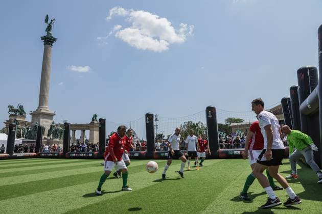 SOCCER - UEFA EL, Sevilla vs Roma BUDAPEST,HUNGARY,31.MAY.23 - SOCCER - UEFA Europa League, final, FC Sevilla vs AS Roma, preview, Fan Festival. Image shows legends match players at Heroes square in Budapest.  GEPAxpictures xCsabaxDoemoetoer