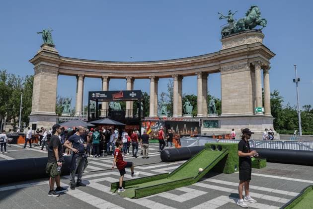 SOCCER - UEFA EL, Sevilla vs Roma BUDAPEST,HUNGARY,31.MAY.23 - SOCCER - UEFA Europa League, final, FC Sevilla vs AS Roma, preview, Fan Festival. Image shows fans in the Heroes square in Budapest.  GEPAxpictures xCsabaxDoemoetoer