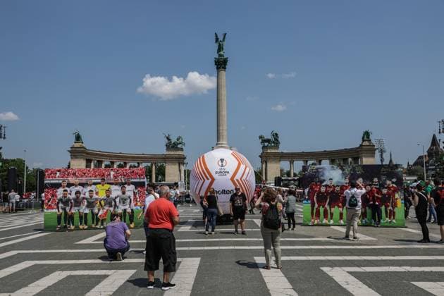 SOCCER - UEFA EL, Sevilla vs Roma BUDAPEST,HUNGARY,31.MAY.23 - SOCCER - UEFA Europa League, final, FC Sevilla vs AS Roma, preview, Fan Festival. Image shows fans in the Heroes square in Budapest.  GEPAxpictures xCsabaxDoemoetoer