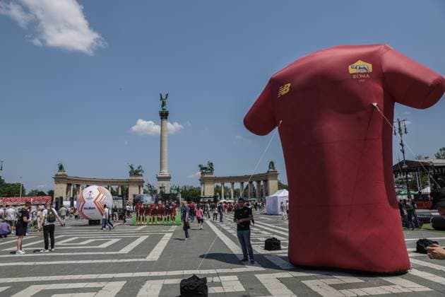 SOCCER - UEFA EL, Sevilla vs Roma BUDAPEST,HUNGARY,31.MAY.23 - SOCCER - UEFA Europa League, final, FC Sevilla vs AS Roma, preview, Fan Festival. Image shows fans in the Heroes square in Budapest.  GEPAxpictures xCsabaxDoemoetoer