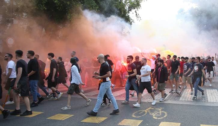 Sevilla v AS Roma, UEFA Europa League Final 2023, Puskas Arena, Budapest, Hungary. - 31st May 2023 AS Roma fans walking to the Puskas Arena with smoke flares. - Sevilla v AS Roma, UEFA Europa League Final 2023, Puskas Arena, Budapest, Hungary. - 31st May 2023. Budapest Puskas Arena Hungary Copyright: xDanxWeirx CP_UEFA_Europa_League_Final_2023_10