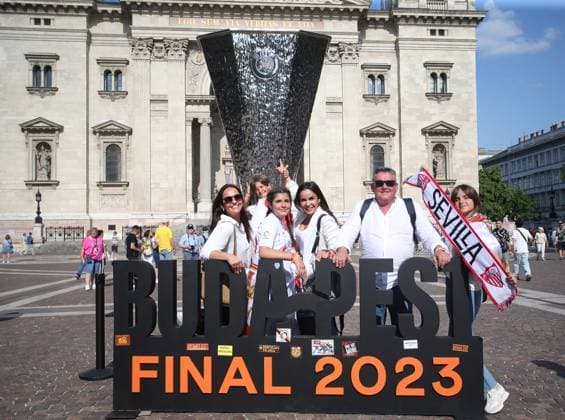 Sevilla v AS Roma, UEFA Europa League Final 2023, Puskas Arena, Budapest, Hungary. - 31st May 2023 Sevilla fans with a replica UEFA Europa League trophy by St. Stephen s Basilica ahead of the UEFA Europa League Final at the Puskas Arena, Budapest. - Sevilla v AS Roma, UEFA Europa League Final 2023, Puskas Arena, Budapest, Hungary. - 31st May 2023. Budapest Puskas Arena Hungary Copyright: xDanxWeirx CP_UEFA_Europa_League_Final_2023_14