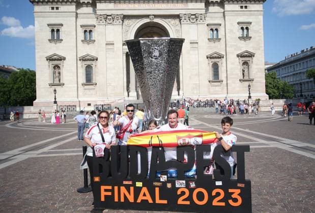 Sevilla v AS Roma, UEFA Europa League Final 2023, Puskas Arena, Budapest, Hungary. - 31st May 2023 Sevilla fans with a replica UEFA Europa League trophy by St. Stephen s Basilica ahead of the UEFA Europa League Final at the Puskas Arena, Budapest. - Sevilla v AS Roma, UEFA Europa League Final 2023, Puskas Arena, Budapest, Hungary. - 31st May 2023. Budapest Puskas Arena Hungary Copyright: xDanxWeirx CP_UEFA_Europa_League_Final_2023_19