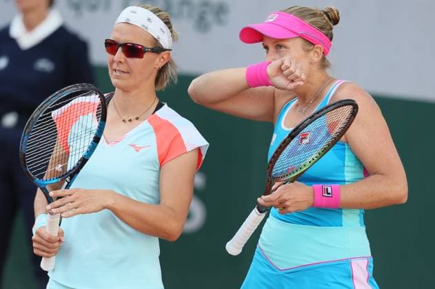 Belgian Kirsten Flipkens and American Shelby Rogers discuss tactics during a doubles tennis match between US-Belgian pair Rogers - Flipkens and Spanish-US pair Parrizas-Diaz - Santamaria, in the first round of the women s doubles at the Roland Garros French Open tennis tournament in Paris, France, Wednesday 31 May 2023. BENOITxDOPPAGNE  x68211650x